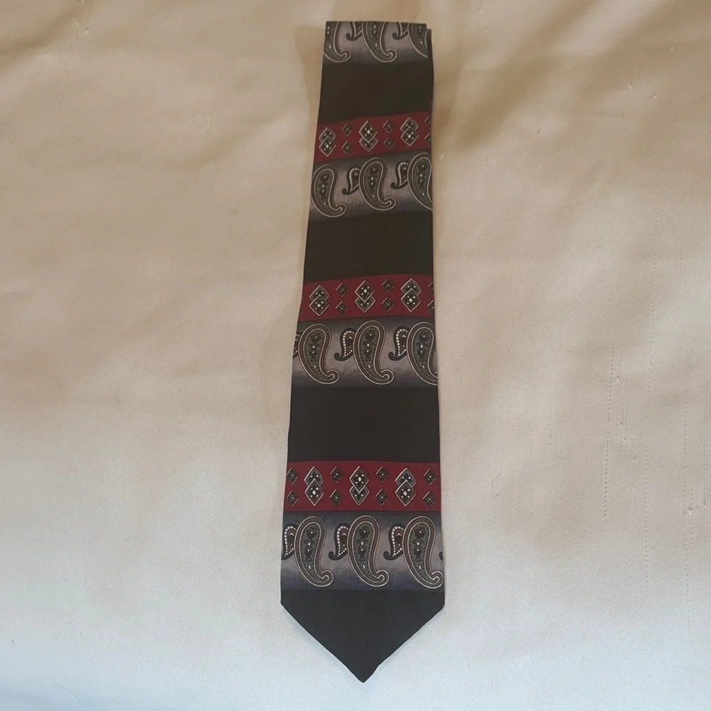 Vintage Town Craft Paisley Men's Tie in Red and Black extra long 62 in